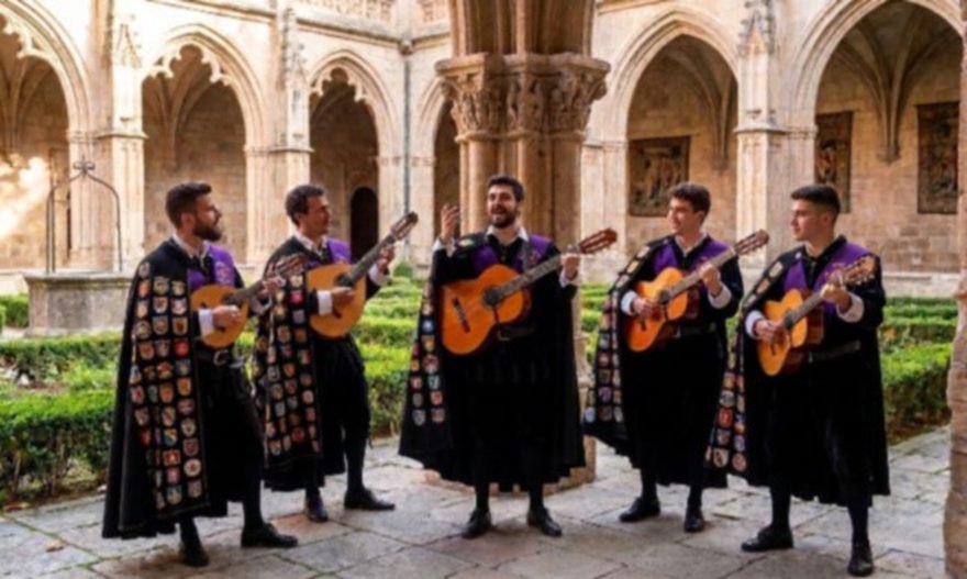 Tuna universitaria La Tuna de la Alegría actuando en claustro histórico