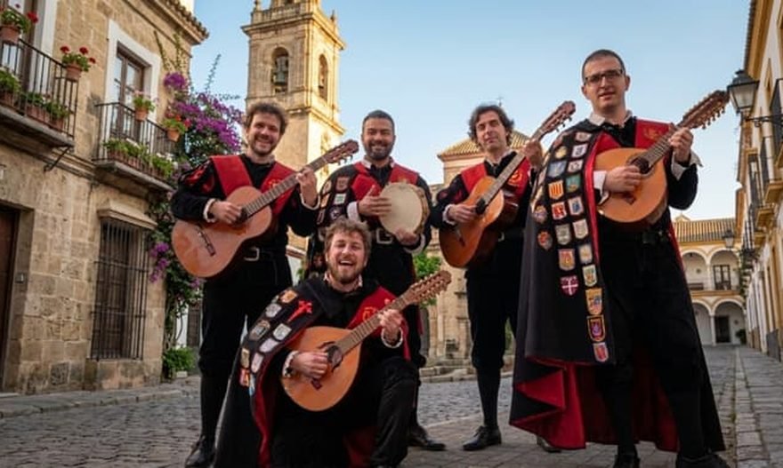 Tuna universitaria La Tuna de la Alegría en actuación