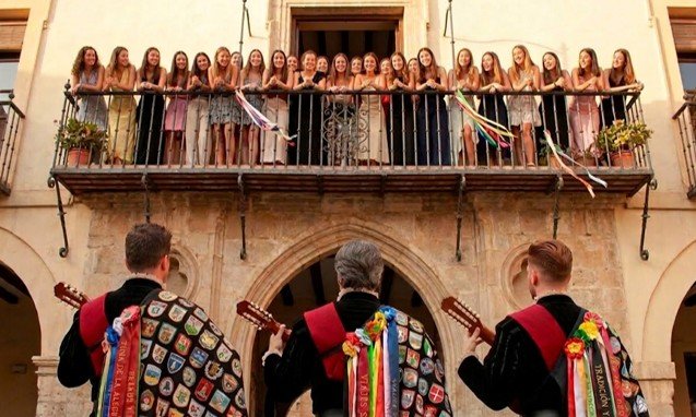 Tuna universitaria actuando en una despedida de soltera en Andalucía