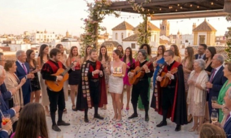 Tuna universitaria sorprendiendo a una cumpleañera en una terraza de Sevilla — tuna para cumpleaños en Extremadura y Andalucía